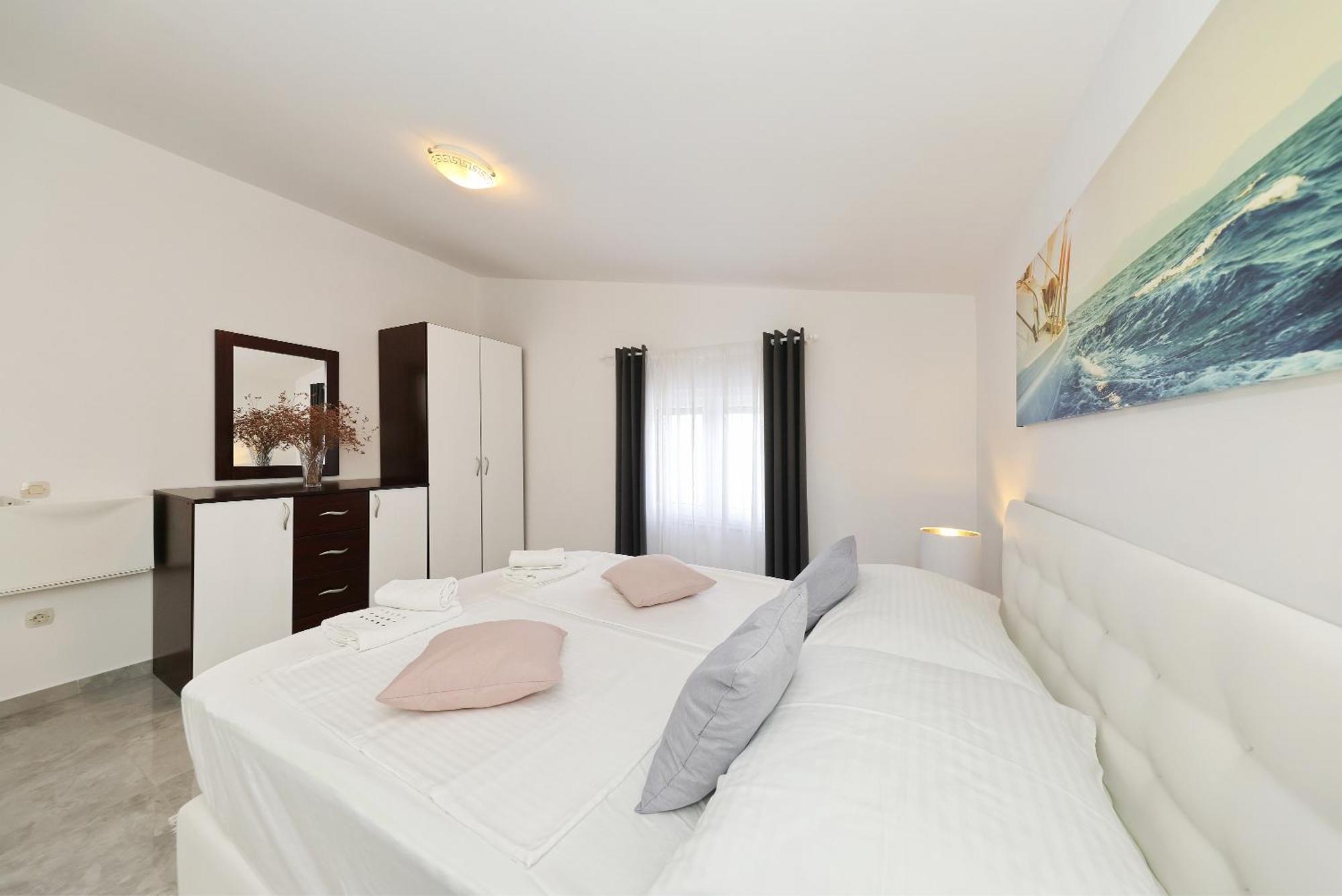 Apartments Rosini, 300M From The Beach With Shared Tavern And Bikes, Нин Екстериор снимка
