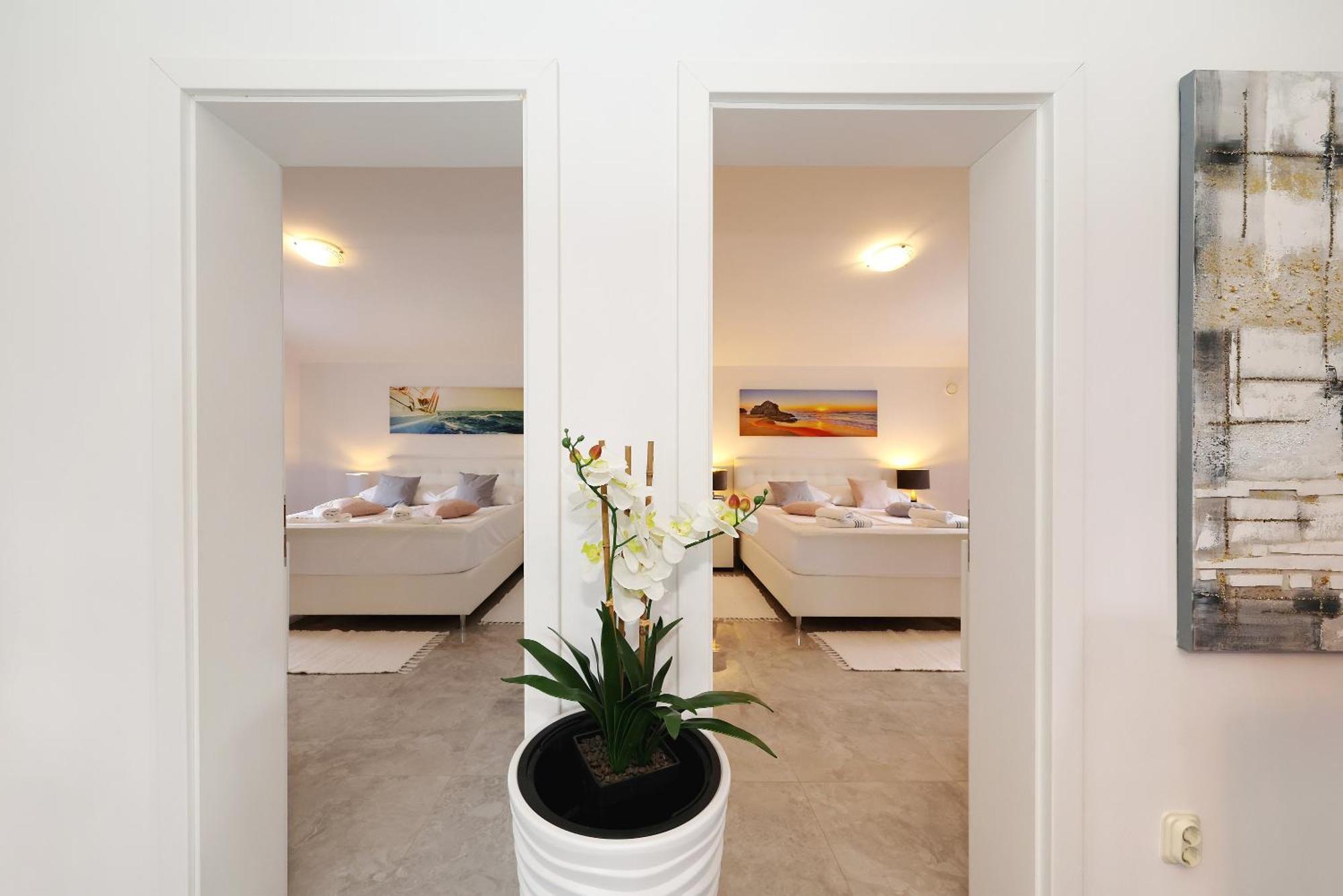 Apartments Rosini, 300M From The Beach With Shared Tavern And Bikes, Нин Екстериор снимка