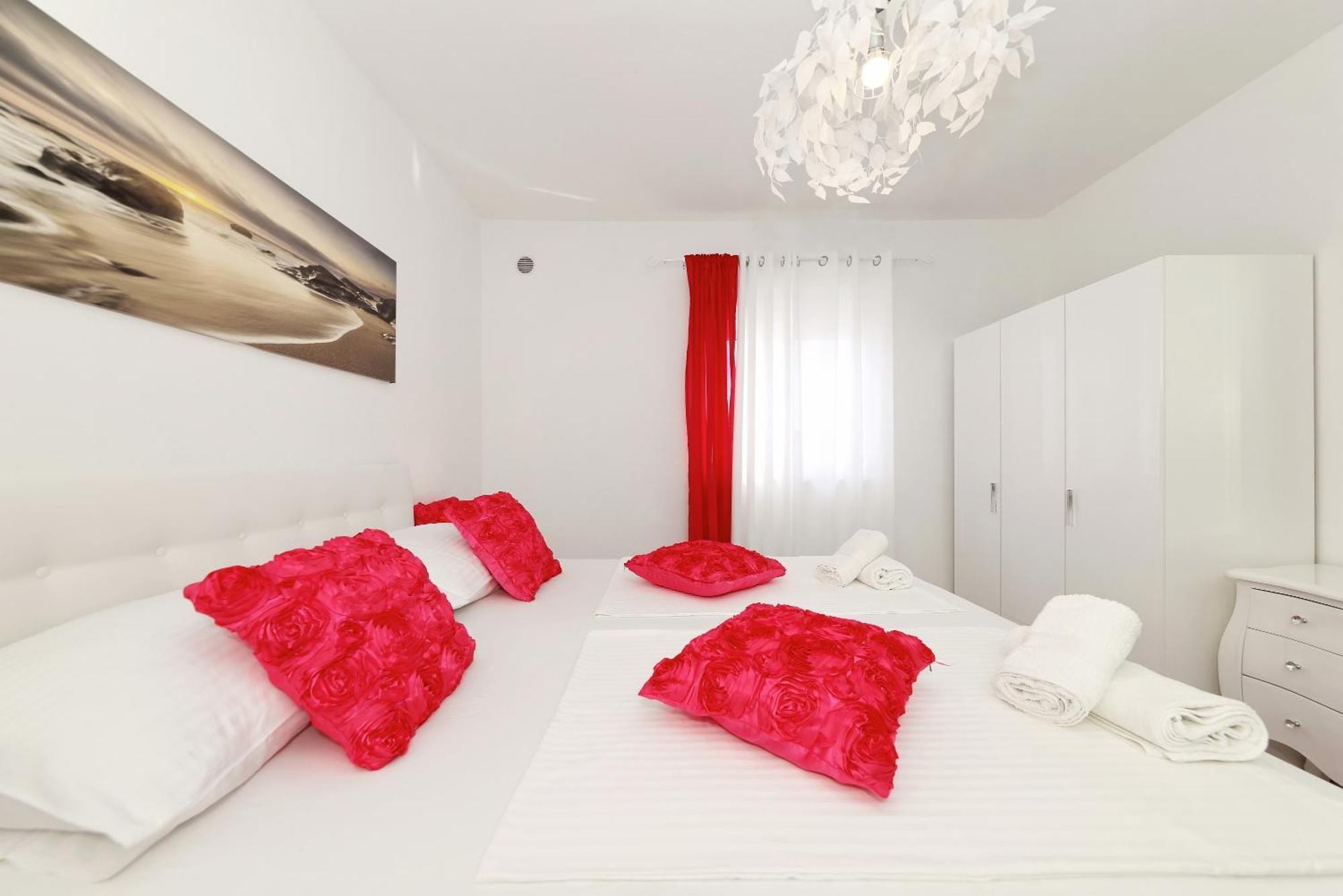 Apartments Rosini, 300M From The Beach With Shared Tavern And Bikes, Нин Екстериор снимка