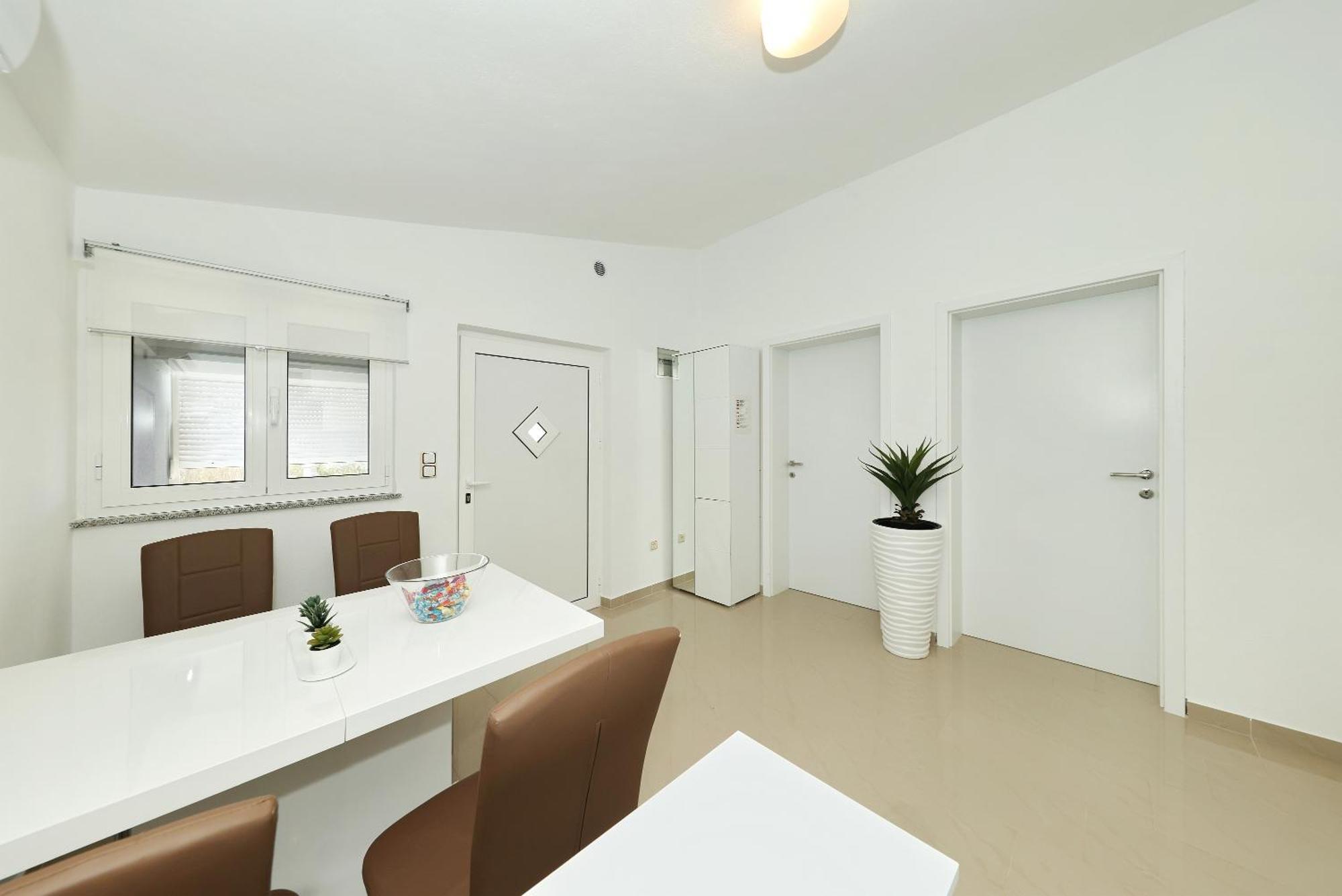 Apartments Rosini, 300M From The Beach With Shared Tavern And Bikes, Нин Екстериор снимка