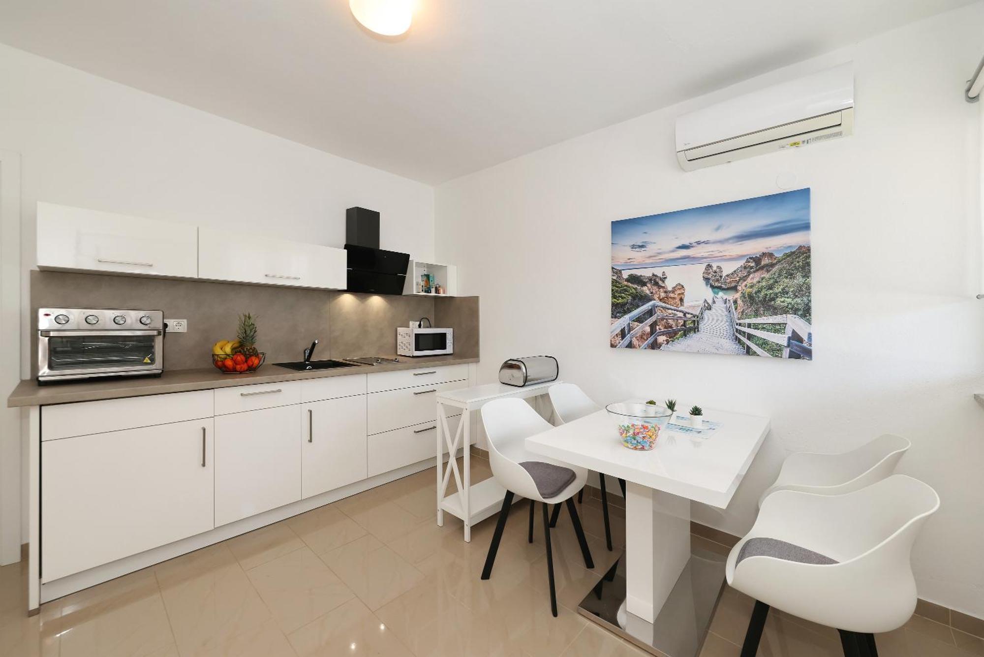 Apartments Rosini, 300M From The Beach With Shared Tavern And Bikes, Нин Екстериор снимка