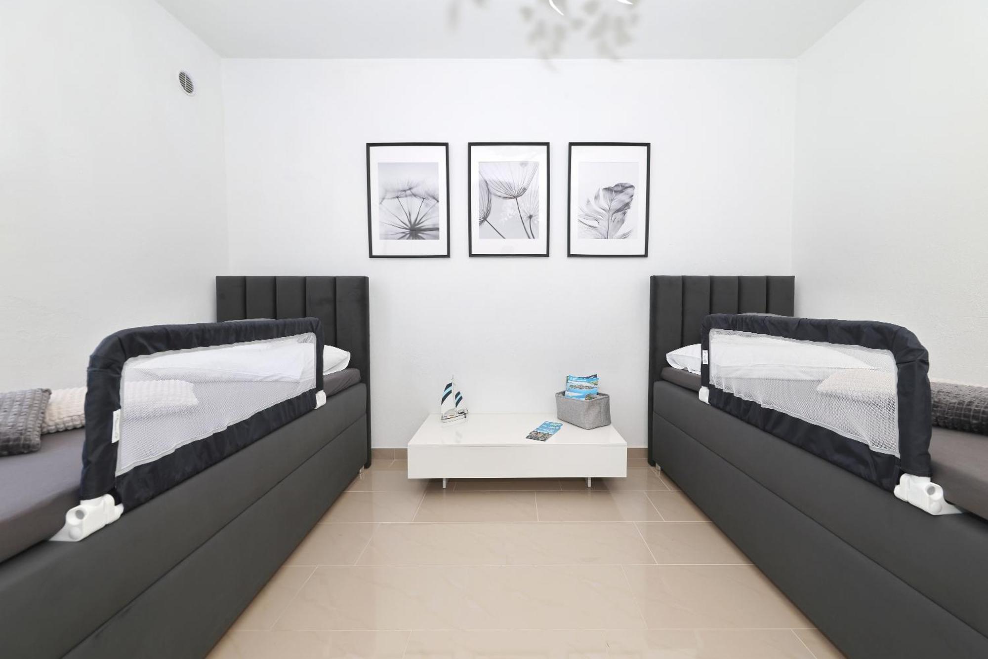 Apartments Rosini, 300M From The Beach With Shared Tavern And Bikes, Нин Екстериор снимка